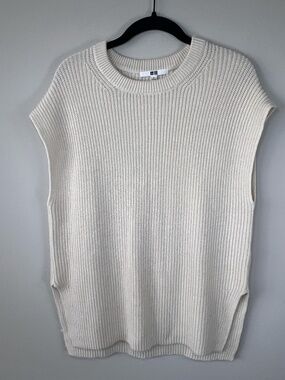 Uniqlo Ribbed Knit Sweater Vest Beige Crew Neck Old Money Preppy Minimalist Med